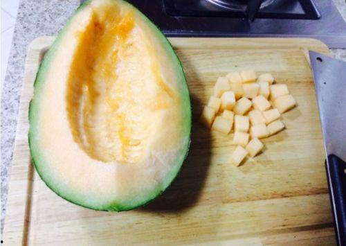 吃哈密瓜甜品视频,哈密瓜甜品制作全过程大揭秘