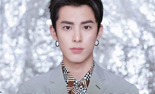 王鹤棣吃瓜发型视频,瓜农新形象